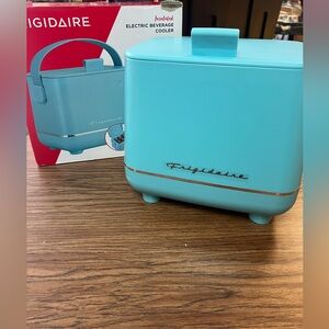 Electric beverage cooler